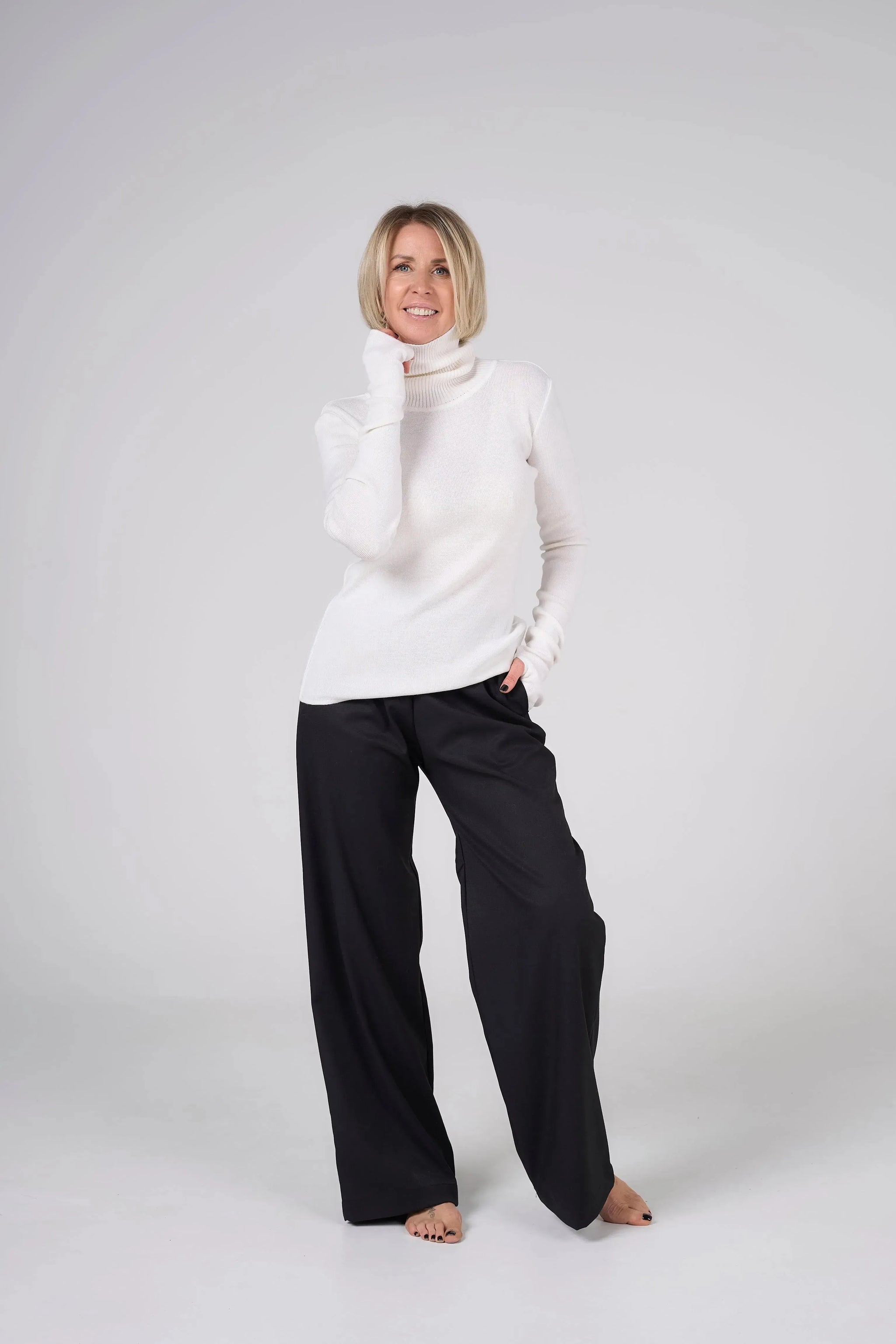 Classic plain Knit sweater White color – Urushadze Brand