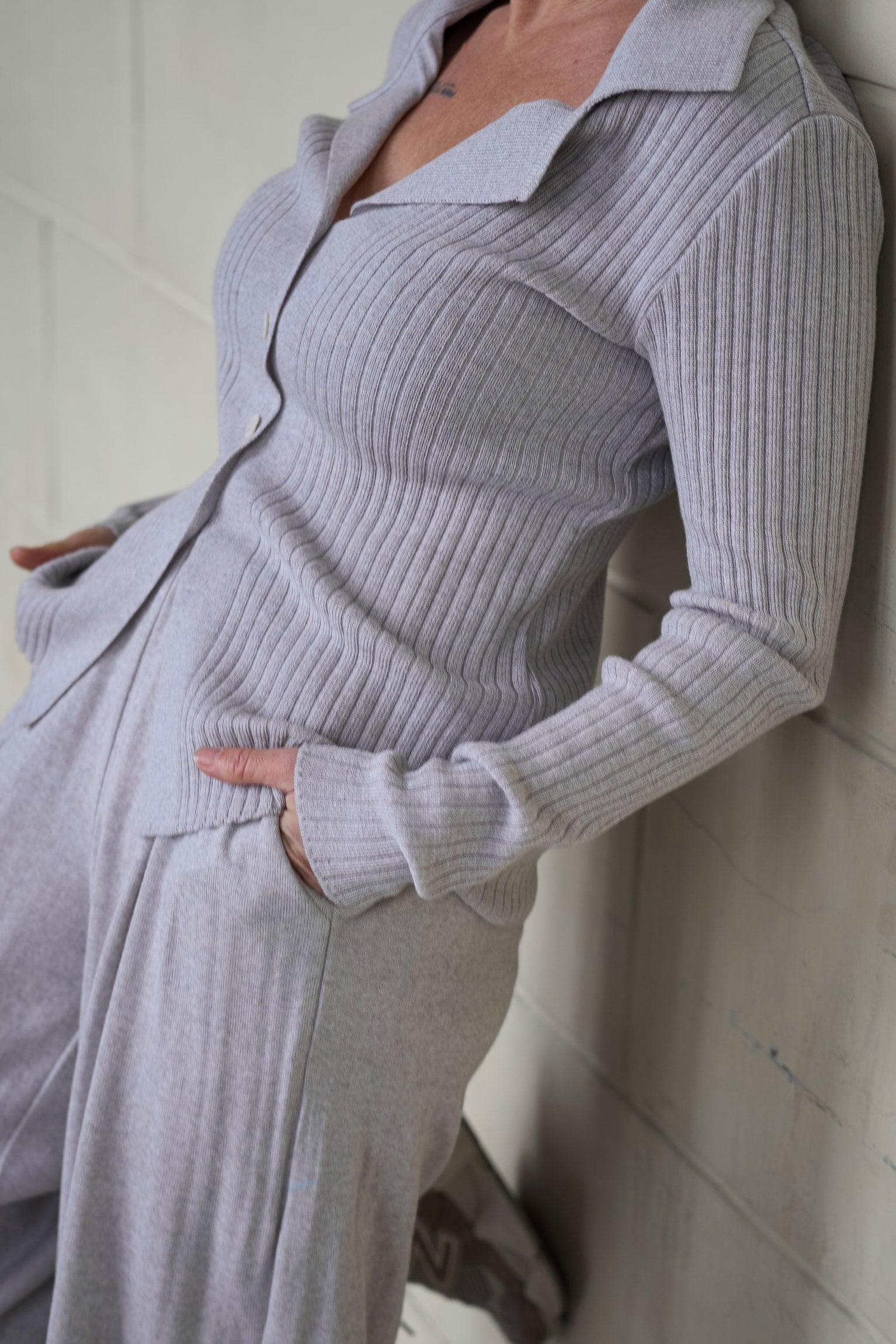 アパルトモン Thermal Inner Knit グレー 18G SMOOTH V-NECK KNIT（ニット／セーター）｜L'Appartement