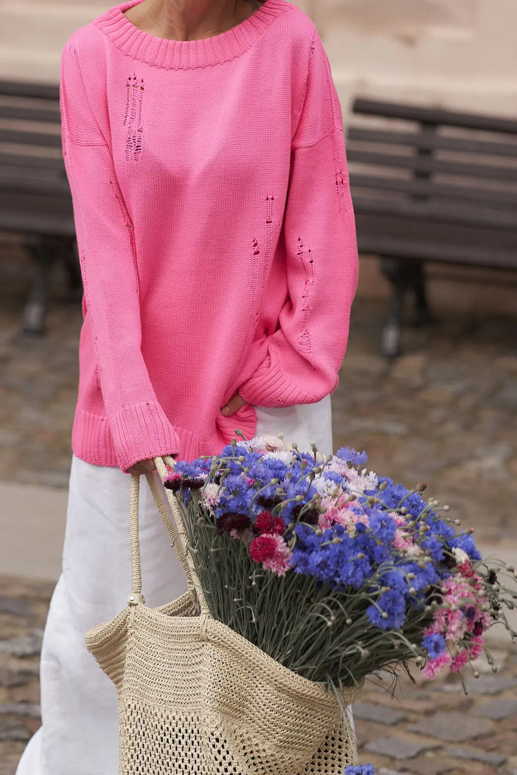 Woomen in Ripped merino wool sweater Pink, street view