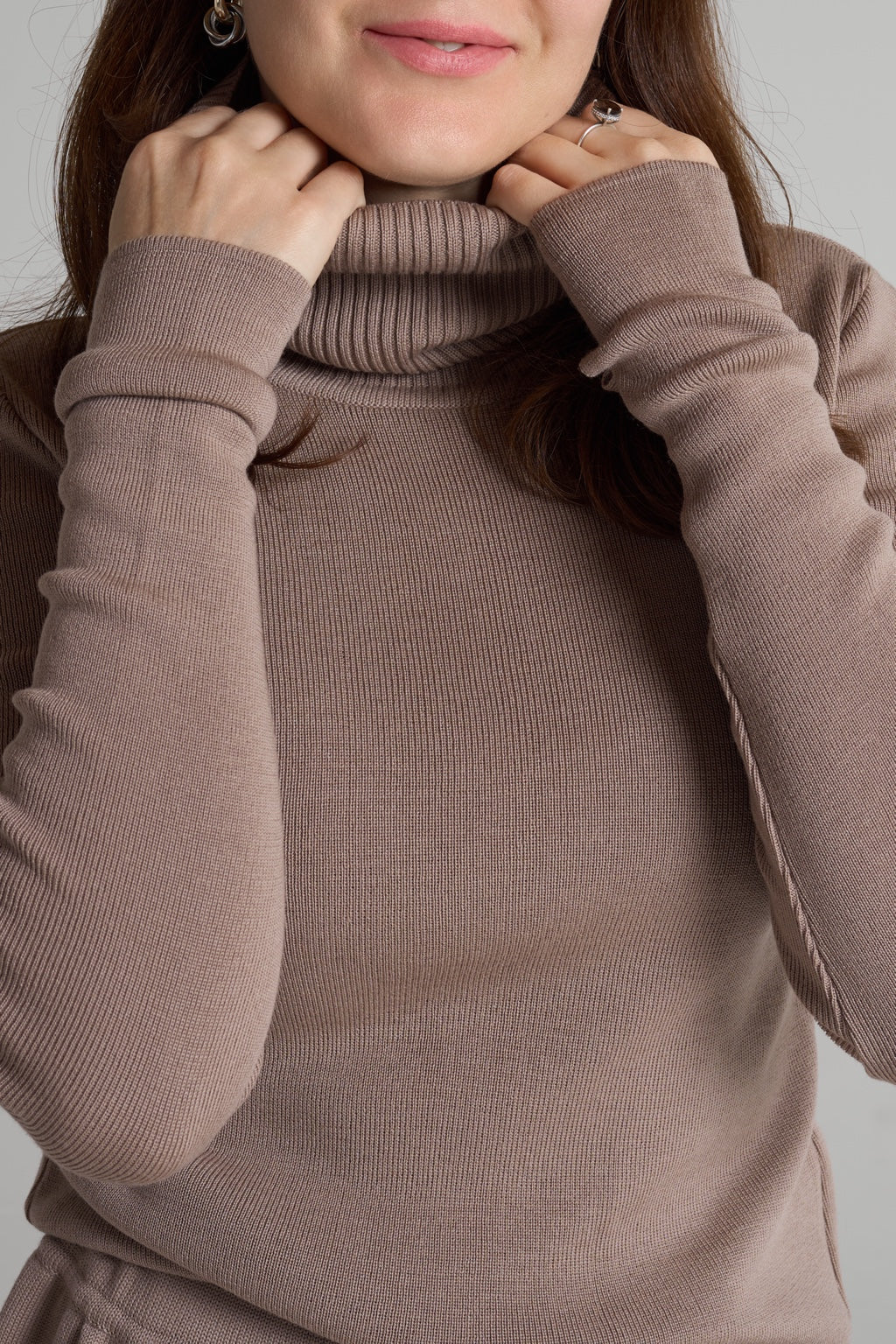 Cacao knitted set - turtleneck detail