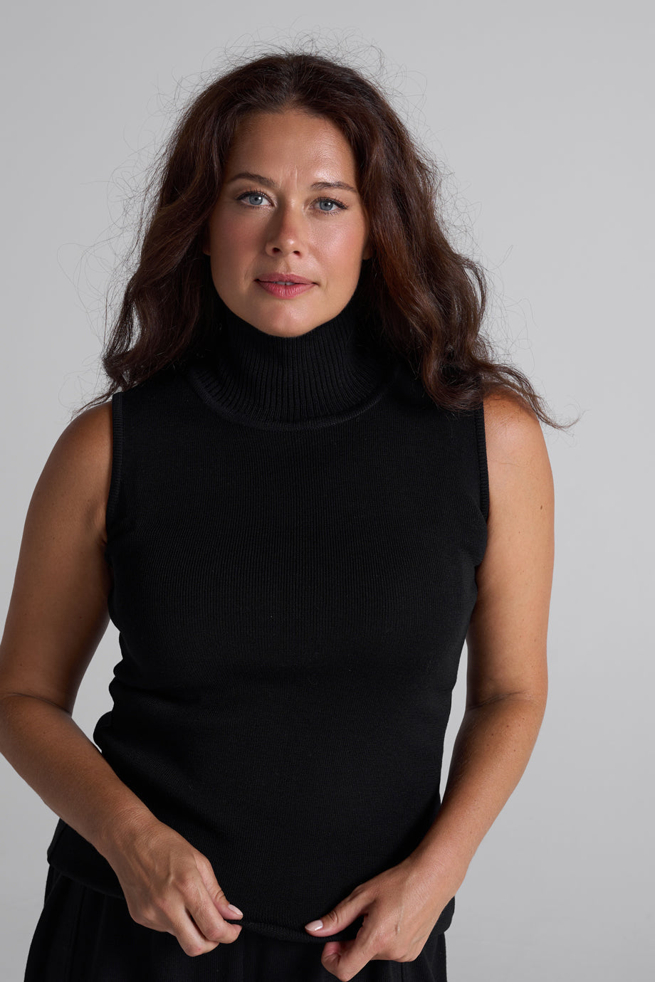 Black knitted set - sleeveless top front
