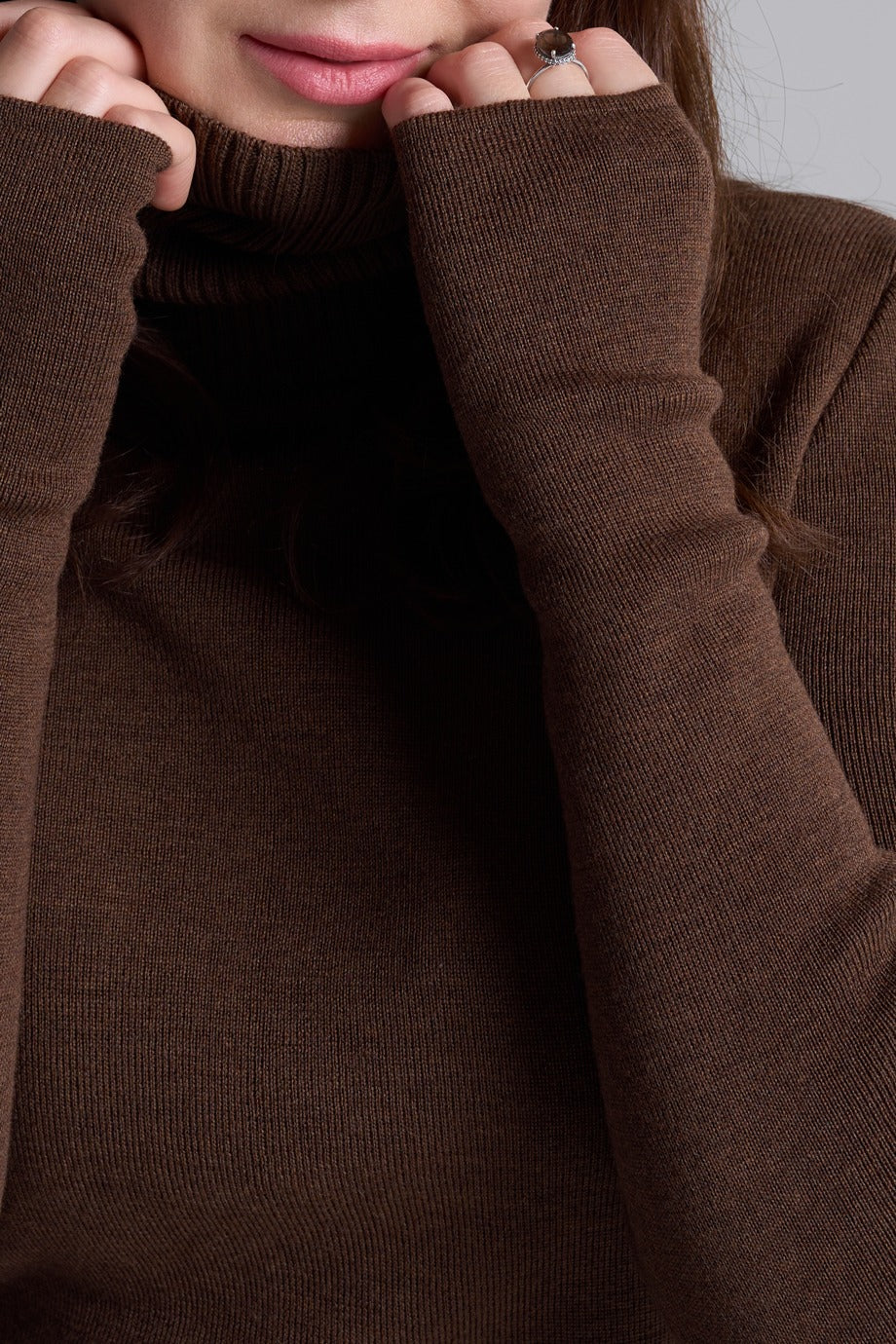 Chocolate Melange knitted set - turtleneck detail